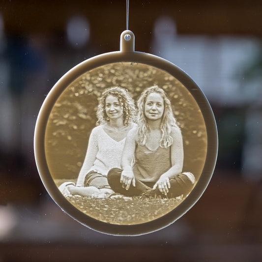 Detail van rond fotolicht – foto zichtbaar door daglicht in cirkelvormige raamhanger