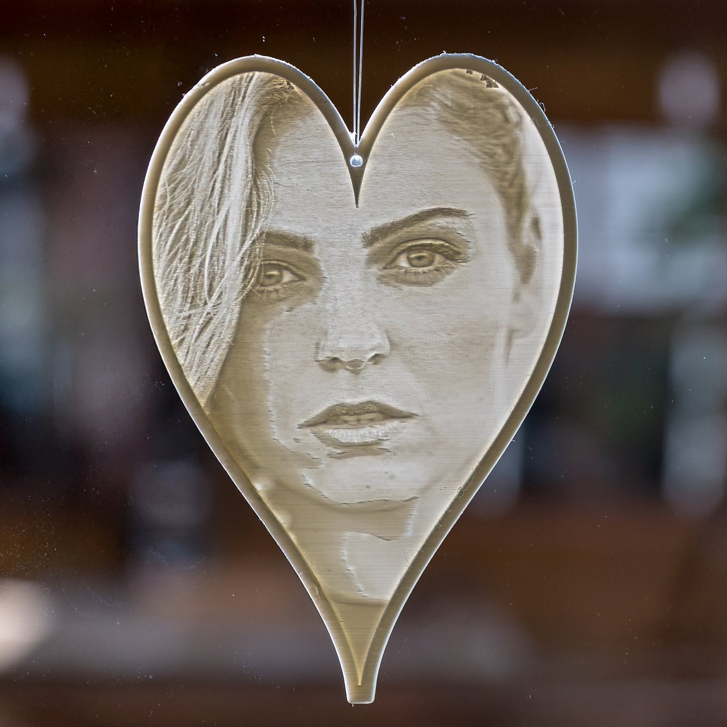 Detail van Lichthart – foto zichtbaar door daglicht in hartvormige raamhanger