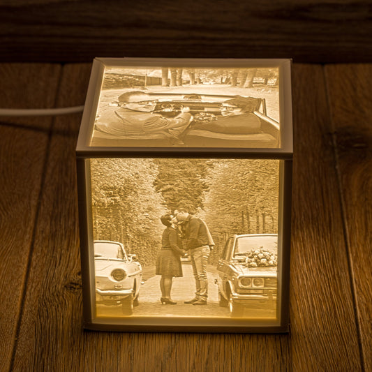 3D-geprinte fotolicht kubus met persoonlijke foto – warm verlicht sfeerbeeld