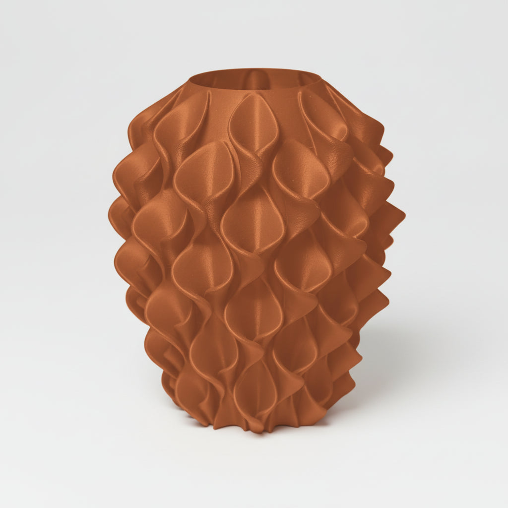 Seravasa designvaas in terracotta op witte achtergrond