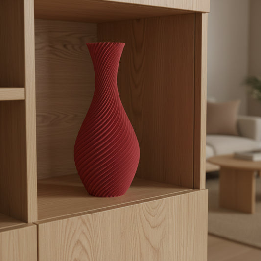 Spireva 3D-geprinte designvaas in donkerrood in houten kastnis