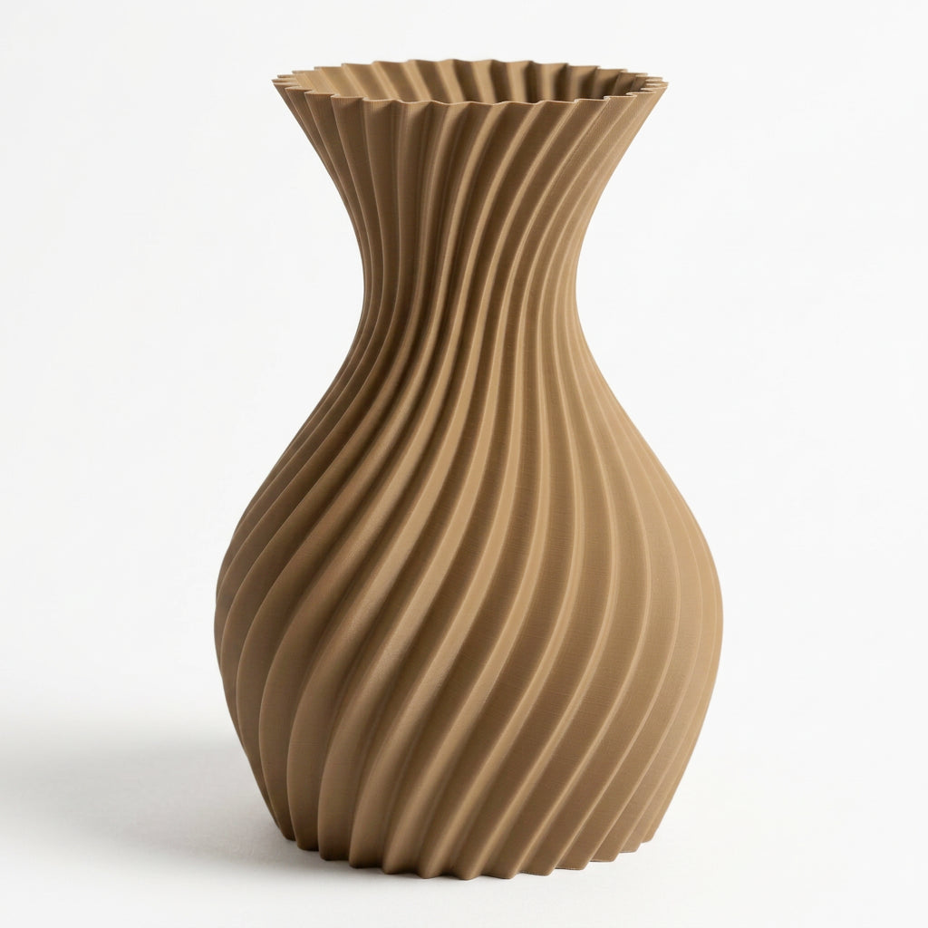 3D-geprinte designvaas in karamel op witte achtergrond