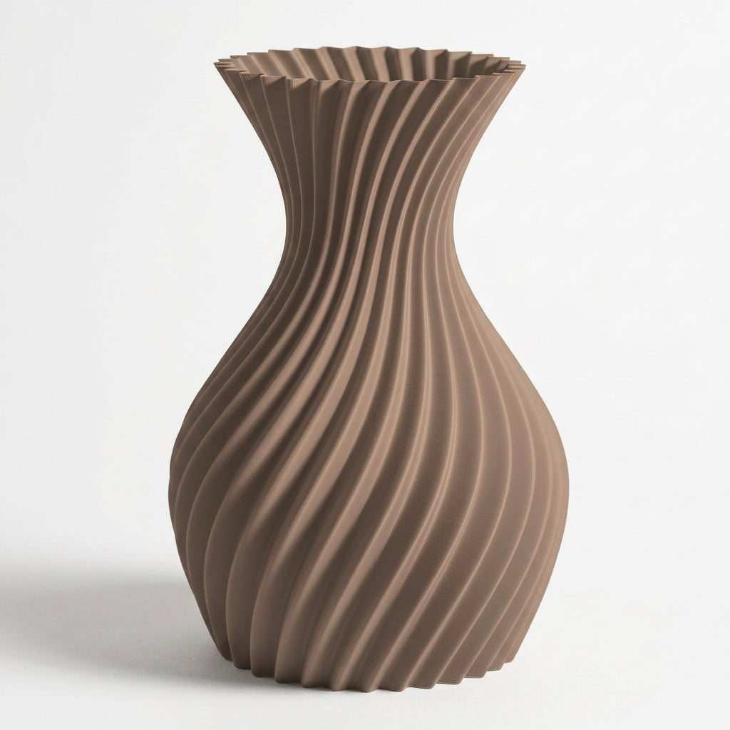 3D-geprinte designvaas in lattebruin op witte achtergrond