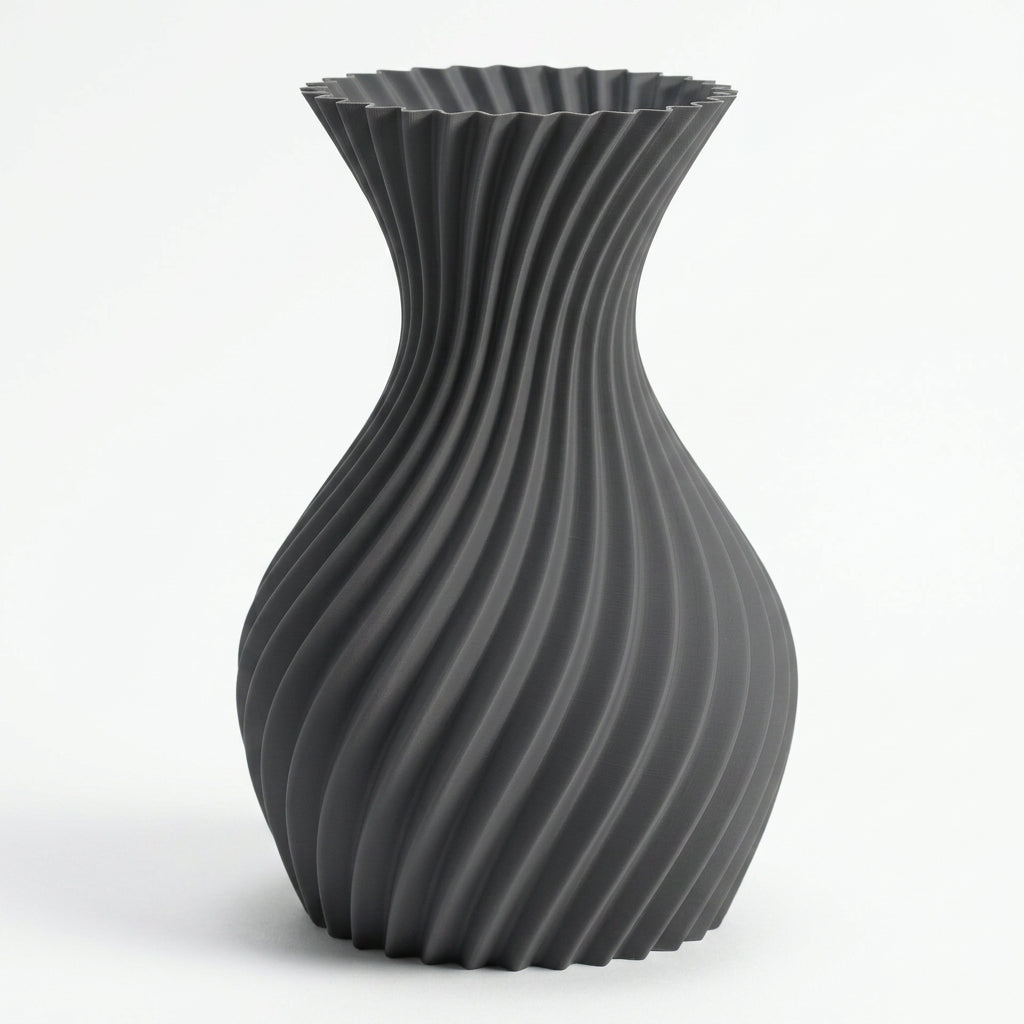3D-geprinte designvaas in nardogrijs op witte achtergrond