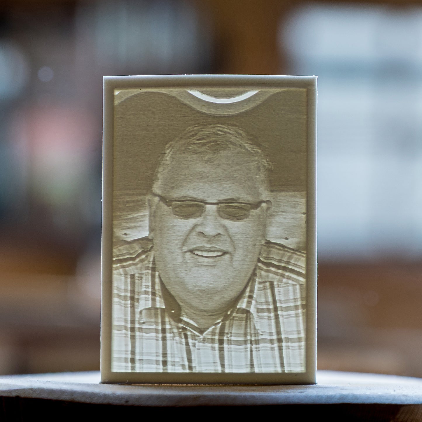 Herinneringslicht met foto voor het raam – 3D-geprint fotolicht verlicht door daglicht